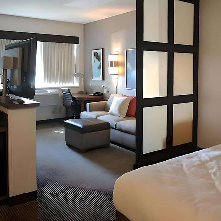 Comfort Suites Milwaukee West Zewnętrze zdjęcie