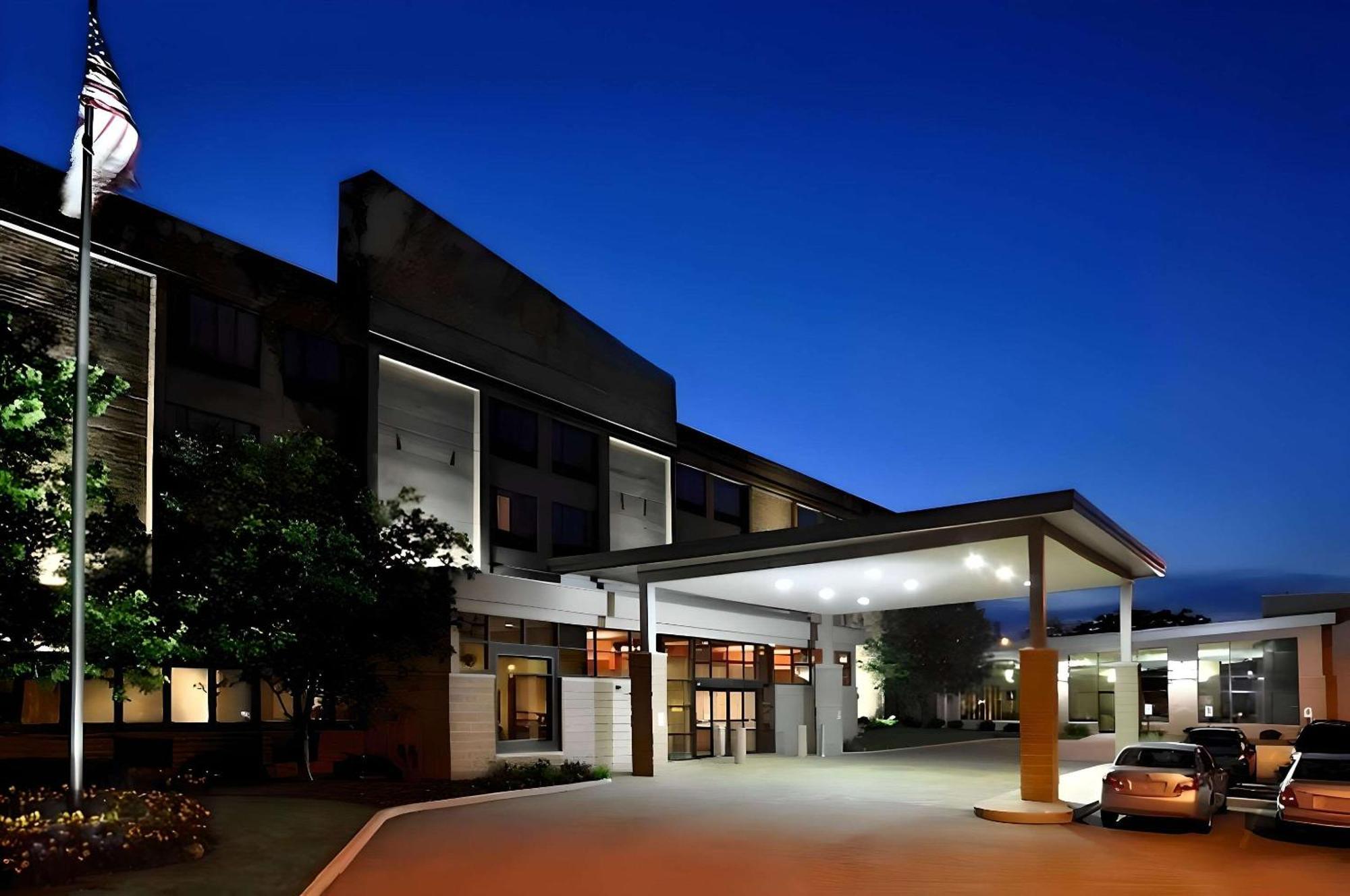 Comfort Suites Milwaukee West Zewnętrze zdjęcie